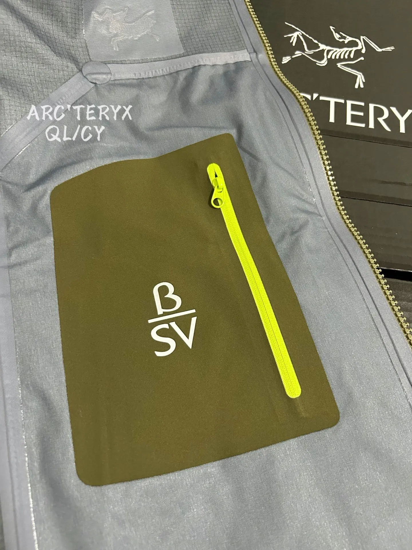 B 01 ARC/BETA SV（2026New Arrival） ！ ！ Beta SV Wear-Resistant ：2026New Arrival 100D 3L GORE-TEX Pro e PE ， Wear-Resistant， 。 MICRO-GRID® ， Breathable 。 ： Beta Series ， ， ， 。 Storm Hood™ 、 ， WATERTIGHT ， 。 RECCO® ， 。 ， 。 Beta SV ，Severe Weather 。 GORE-TEX Pro e PE Breathable ， 100D ， Wear-Resistant， 、 、 。 、 RECCO ， ； 、 、 Breathable ， 、 ， 。 ， ， ， 。 ， 。 、 ， 。 Beta SV， 。 Breathable ， ， ， 。 ， ， 。 ：Black， ， ，